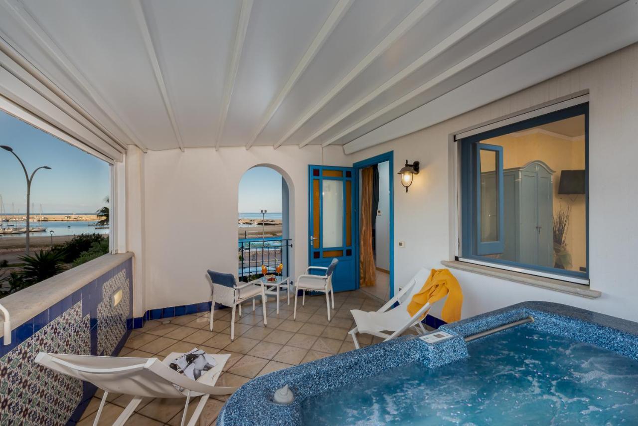 Hotel Ristorante Mediterraneo Faro 산비토로카포 외부 사진